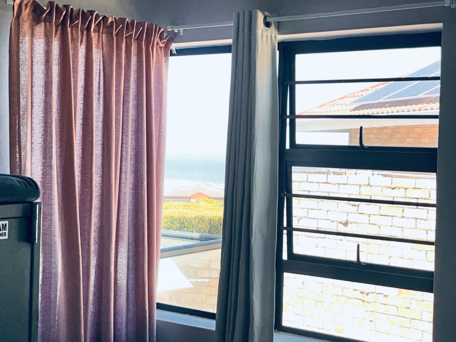 4 Bedroom Property for Sale in Wavecrest Eastern Cape